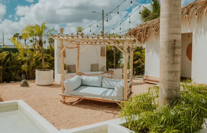 Colour Theory with Natural Materials: Creating Warm Atmospheres Using Organic Textures